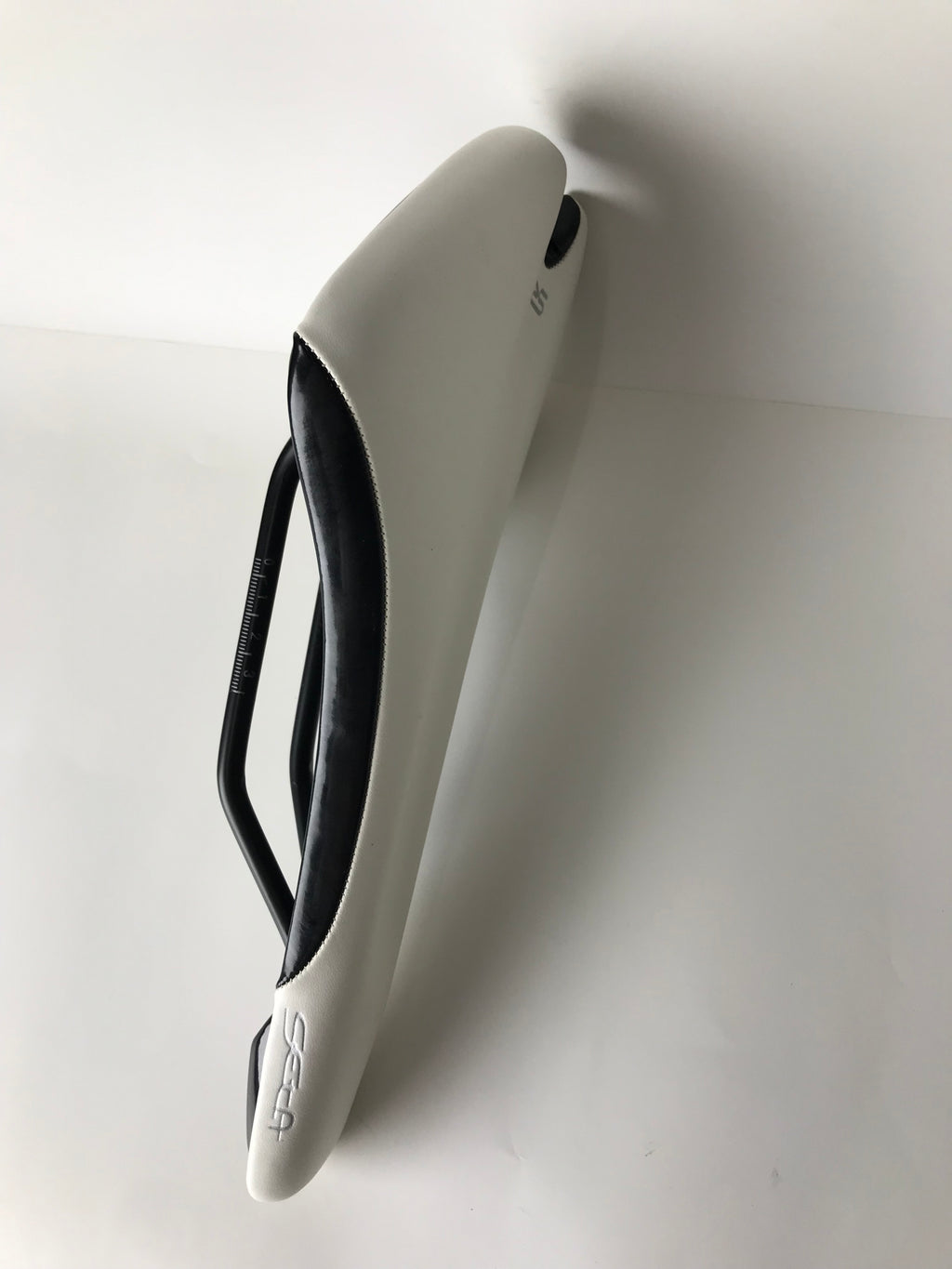 Selle Royal SR 700 Ultra Comfort Bicycle Saddle - Classic Black with White Stripes, Ergonomic Pressure Relief for Road Bike Upgrades