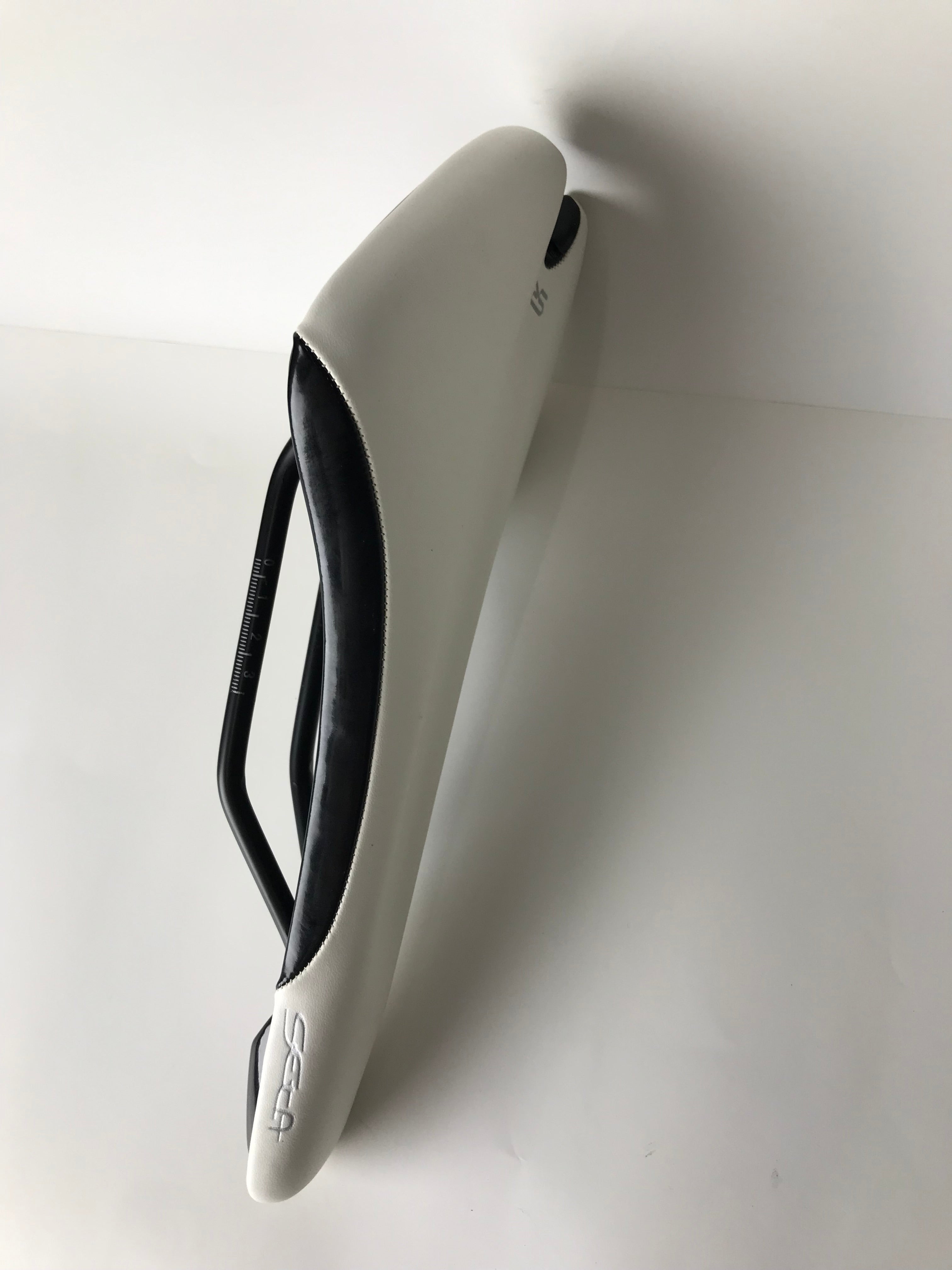 Selle Royal SR 700 Ultra Comfort Bicycle Saddle - Classic Black with White Stripes, Ergonomic Pressure Relief for Road Bike Upgrades