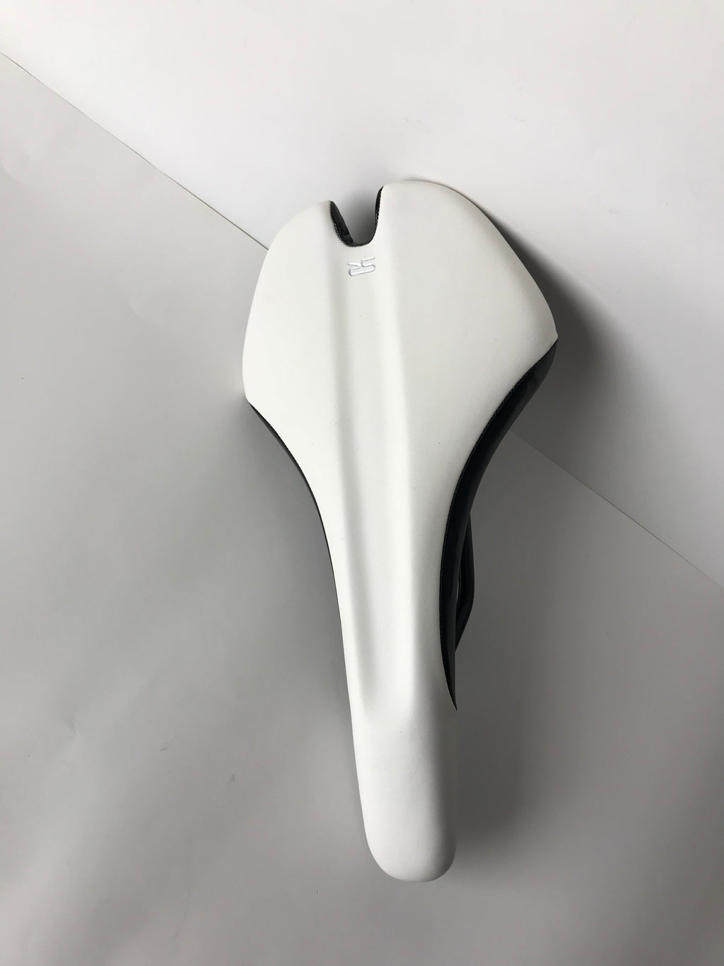 Selle Royal SR 700 Ultra Comfort Bicycle Saddle - Classic Black with White Stripes, Ergonomic Pressure Relief for Road Bike Upgrades