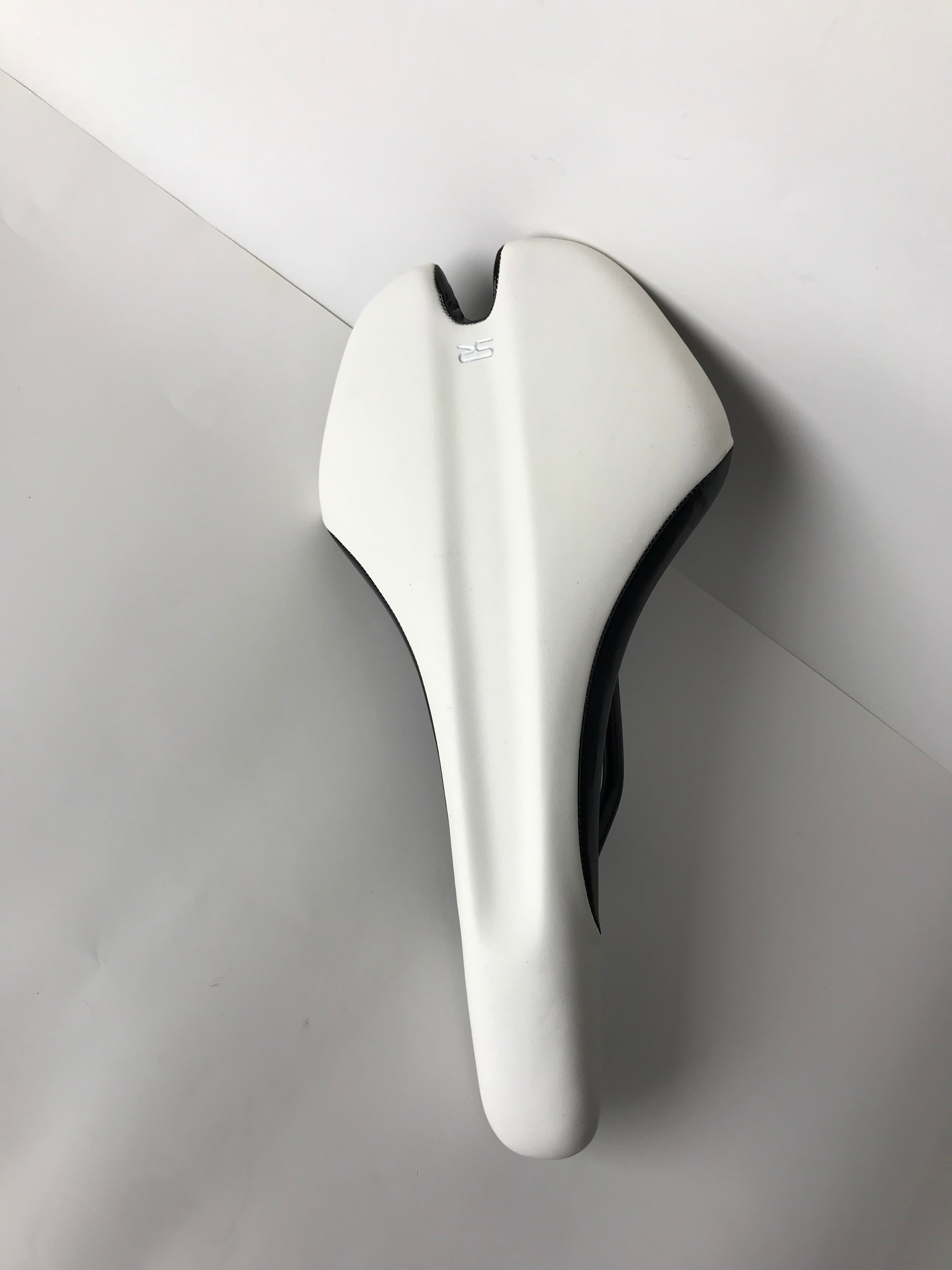 Selle Royal SR 700 Ultra Comfort Bicycle Saddle - Classic Black with White Stripes, Ergonomic Pressure Relief for Road Bike Upgrades